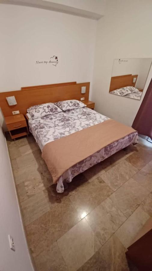 Apartment Senka Orebic Bagian luar foto